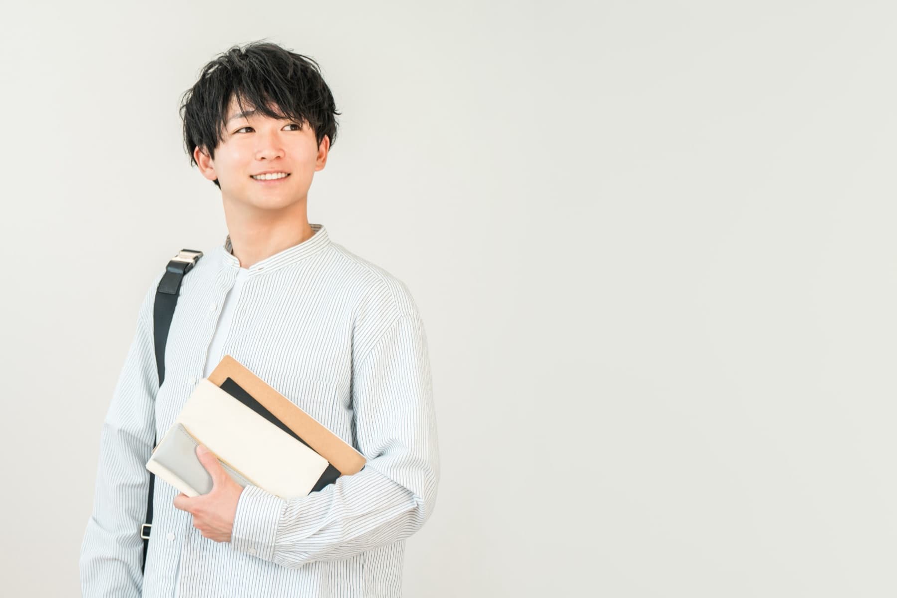 本を抱えて前を向く社員