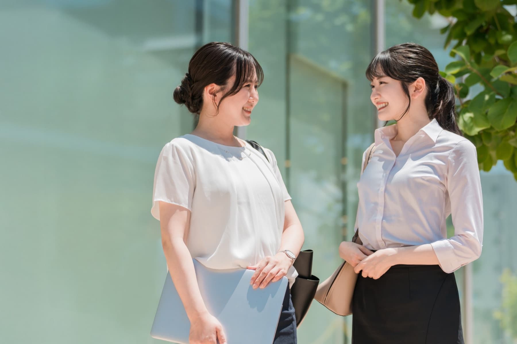 笑顔で話す2人の社員
