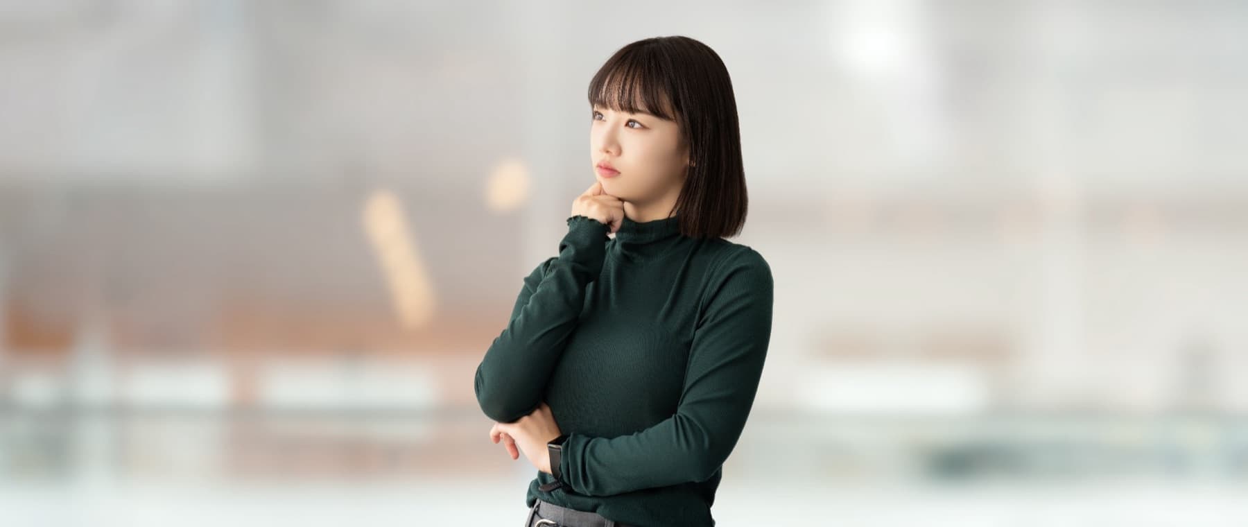 考えごとをする女性